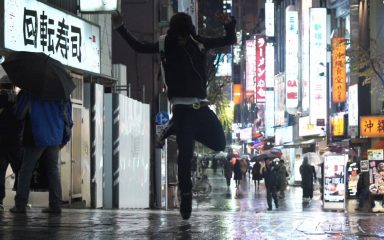 雨の東京で「LIL BUCK」がターフダンシング！”Tokyo Rain”